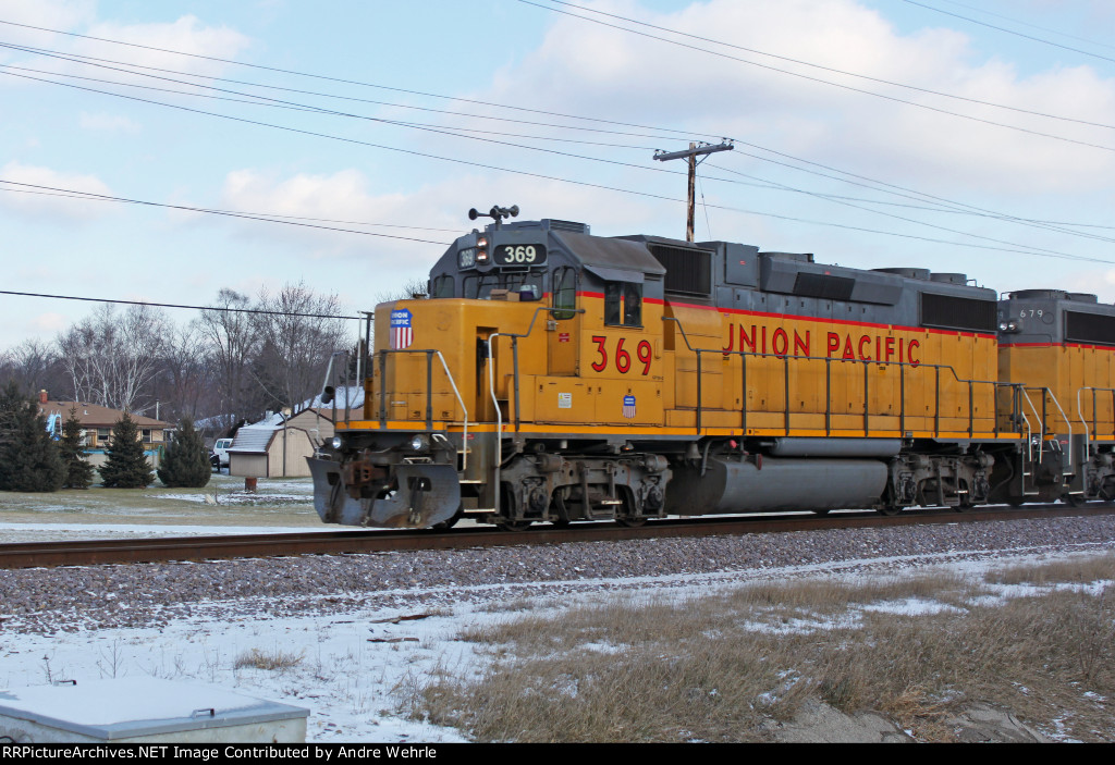 UP 369 leads the westbound local LPA53